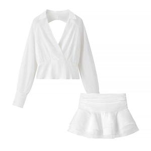 Elegante set bianco due pezzi con top a portafoglio schiena scoperta e minigonna a balze