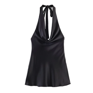 Elegante top nero in raso con scollo a cappuccio e schiena scoperta su sfondo bianco