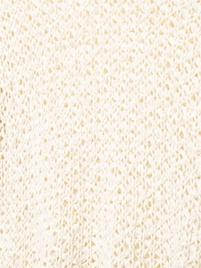 Dettaglio ravvicinato del tessuto in maglia crema con intricati motivi all'uncinetto