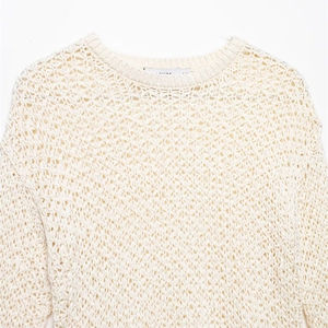 Maglione beige in maglia traforata da donna con texture a strati e collo rotondo