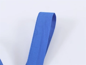 Gedetailleerde macro van blauwe schouderband van jurk met stiksel en effen geweven textuur
