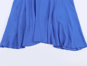Detail van de koningsblauwe chiffon jurkzoom met strakke stiksels en zachte plooien