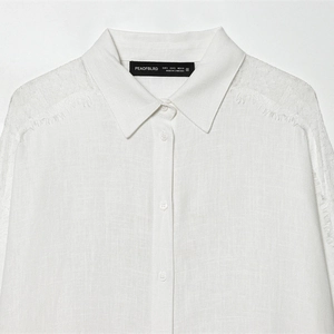 Camicia in lino bianco a maniche lunghe con dettagli in pizzo sulle spalle e colletto classico