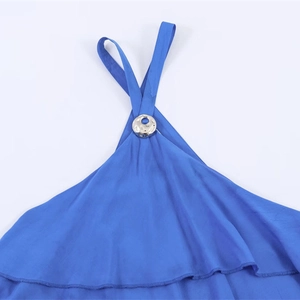 Blauwe halterjurk met gehamerd zilveren ringdetail en lichtgewicht geweven stof