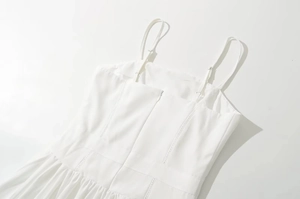 Detalle del vestido midi blanco con tirantes ajustables y cremallera invisible detrás