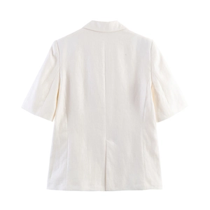 Eleganter cremefarbener Kurzarm-Blazer für Damen mit Rückenschlitz und klarem Schnitt