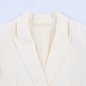Eleganter elfenbeinweißer Kurzarm-Leinenblazer mit steigendem Revers und feiner Textur