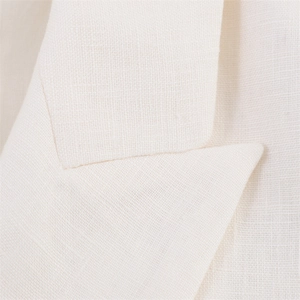 Makro-Detail des cremefarbenen Leinenanzugkragens mit hochwertigen Nähten und Textur