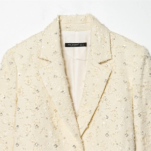 Elegante beige Tweedjacke für Damen mit glitzernden Pailletten und Fransenverzierung