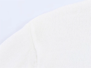 Makroaufnahme der weißen Strickstoff-Textur mit Fokus auf die hochwertige Verarbeitung