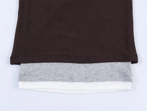 Detail des Saums mit braunem, grauem und weißem Stoff und Rippenmuster-Struktur