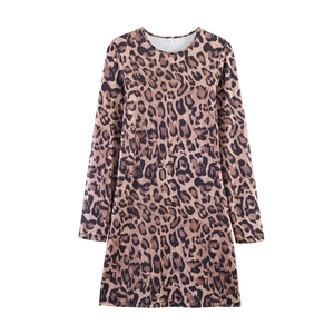 Eng anliegendes Kleid mit Leopardenmuster und langen Ärmeln aus elastischem Stoff