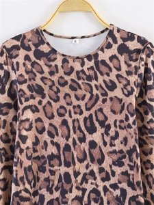 Detailaufnahme eines Leopardenkleid-Ausschnitts mit weißem Etikett Größe S am Kleiderbügel