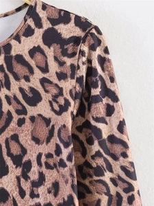 Detailansicht des Leopardenmusters und der hochwertigen Nähte an einem schmalen Kleid