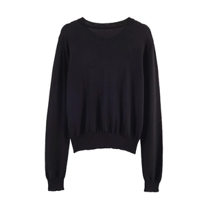 Klassischer schwarzer Damen Strickpullover mit gerippten Bündchen auf weißem Grund