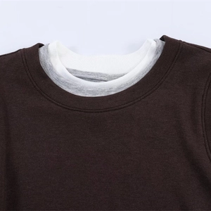 Schmal geschnittenes, dunkelbraunes Langarmshirt mit modischem dreilagigem Stehkragen-Design