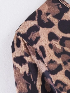 Detail von Leopardenmuster-Stoff mit feinen Nähten und elastischer Textur