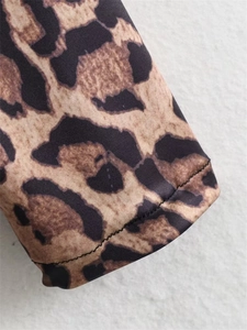 Detail eines Kleides mit Leopardenmuster und Doppelnadelstich auf elastischem Stoff