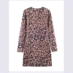 Schmales langärmliges Kleid mit Leopardenmuster für Damen mit modischem Rundhals