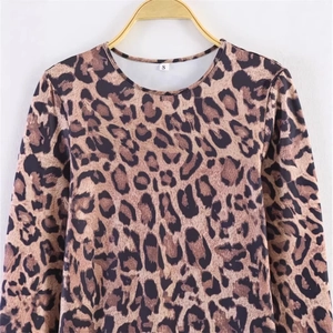 Eng anliegendes langärmeliges Kleid mit Leopardenmuster, hoher Elastizität und Rundhals