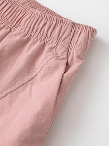 Détail de la taille élastique et de la couture de poche sur ce short de loisirs rose