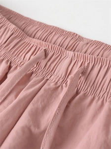 Détail de la taille élastique rose avec cordon de serrage sur ce short d'été décontracté