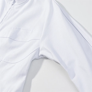 Dettaglio della trama in saia e della tasca sul petto di una giacca slim fit a tinta unita