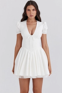 Détail d'une robe blanche courte avec décolleté en V à nouer et coutures de taille style corset