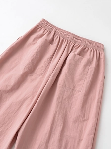 Détail du pantalon rose d'été avec taille élastique et poches arrière sur tissu doux