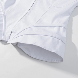 Dettaglio della giacca bianca slim fit con trama in twill e orlo a strati con zip