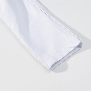 Dettaglio del polsino bianco in tessuto twill ad alta densità con cuciture precise