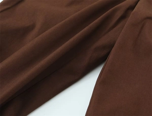 Vista dettagliata del tessuto twill di cotone marrone scuro con trama diagonale