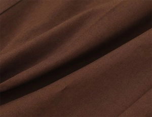 Vista macro dettagliata della trama del tessuto twill marrone scuro e tessitura fine