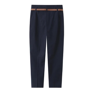 Pantaloni a vita alta blu navy con pieghe e una sottile cintura in pelle marrone stesi