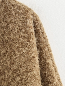 Dettaglio del tessuto a maglia in mohair marrone con fibre lunghe morbide e trama calda