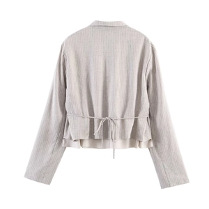 Vista trasera de un blazer corto a rayas para mujer con cintura ajustable y dobladillo