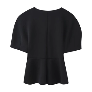 Haut noir élégant à manches courtes et basque à la taille avec tissu structuré chic