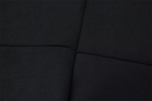Détail du tissu en maille noire de haute densité avec coutures en croix précises