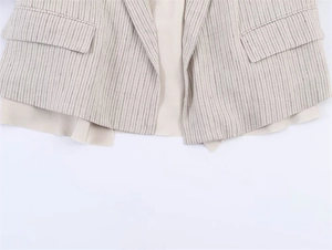 Detalle del dobladillo de chaqueta de rayas con bolsillos de solapa y tejido de doble capa