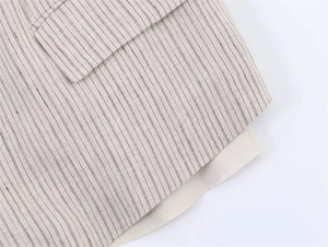 Detalle de la tela de blazer de raya diplomática con solapa de bolsillo y lino