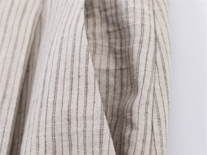 Detalle de tela mezclada a rayas con costuras en el bolsillo del pantalón