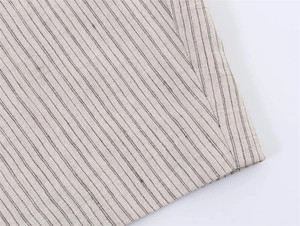 Primer plano del tejido beige de raya diplomática con textura fina y costuras
