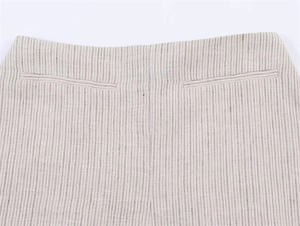 Detalle macro de pantalones de lino a rayas con un elegante bolsillo de ojal trasero