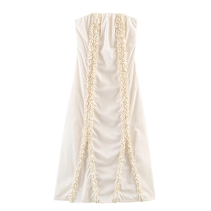 Ärmelloses schulterfreies Midikleid in Cremeweiß mit eleganten Lagen-Rüschendetails