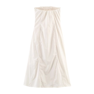 Elegantes, eng anliegendes schulterfreies Midi-Kleid in Beige mit gerafftem Oberteil und A-Linie