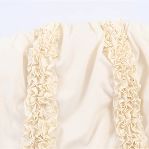 Cremeweißes Midikleid mit eleganten Reliefschichten und vertikalen Rüschendetails