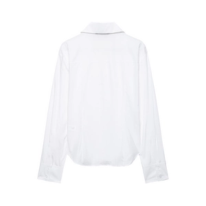 Rückansicht einer klassischen weißen Slim-Fit Popeline-Bluse mit spitzem Kragen und Doppelmanschetten