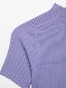 Dettaglio di un top in maglia a costine viola chiaro con collo a lupetto e texture