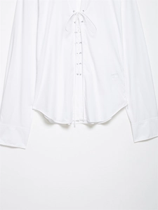 Detailaufnahme der weißen Popeline-Bluse mit Schnürung vorne und Metallösen