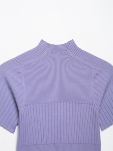 Dettaglio ravvicinato del top in maglia a coste lavanda con collo a lupetto lucido